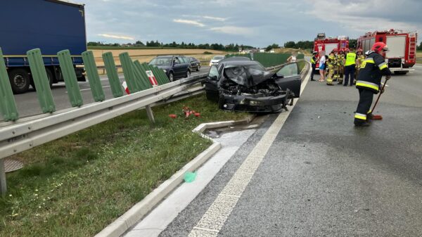 Na autostradzie A4 samochód osobowy najechał na tył naczepy samochodu ciężarowego.(Zdjęcia)