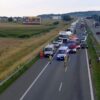 Zderzenie dwóch samochodów osobowych na Autostradzie A4.Jedno auto wypadło z drogi i dachowało na pasie zieleni.