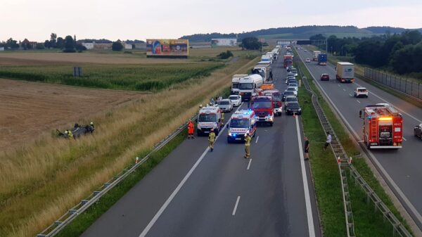 Zderzenie dwóch samochodów osobowych na Autostradzie A4.Jedno auto wypadło z drogi i dachowało na pasie zieleni.