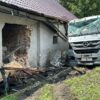 Samochód ciężarowy wjechał w budynku. Jedna ze ścian częściowo się zawaliła.(Zdjęcia)