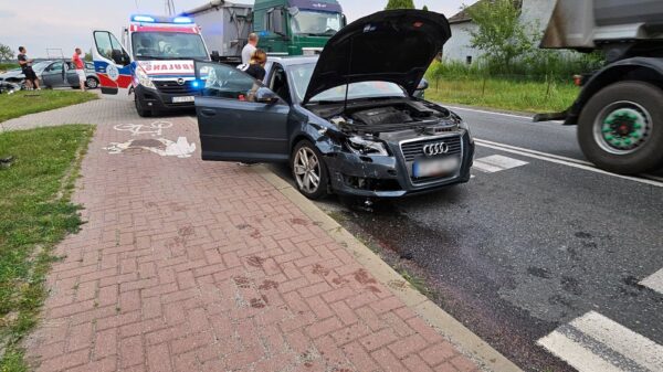 Zderzenie BMW i Audi na DK45 w miejscowość Jełowa. Jedna osoba została poszkodowana.