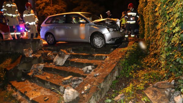 Kierujący taksówką 20-latek wjechał w betonowe ogrodzenie na ul.Niemodlińskiej w Opolu.(Zdjęcia&Wideo)