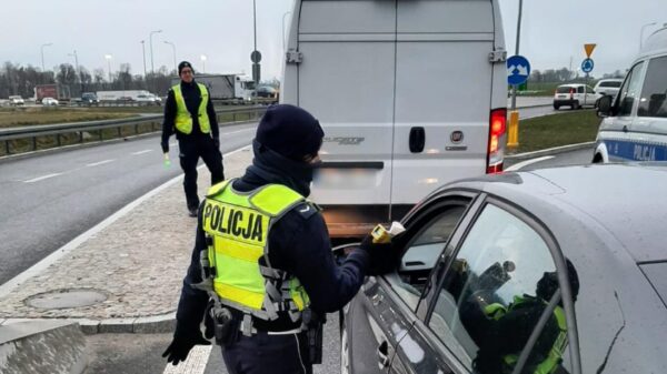 Zamiast 6 osób busem jechało 14 podróżujących - 19-latek stracił swoje uprawnienia