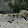 Nocna kolizja taksówki w Opolu. Nieuprzątnięte części samochodu pozostawione na miejscu zdarzenia.