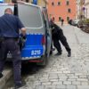 Najpierw spowodował kolizje w Brzegu, a potem wpadł w furię i uderzył policjanta.