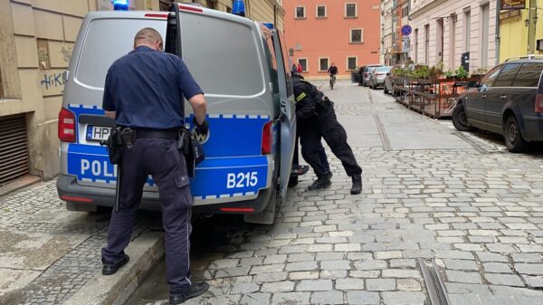 Najpierw spowodował kolizje w Brzegu, a potem wpadł w furię i uderzył policjanta.