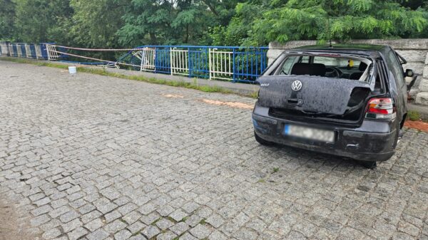 Kierujący Golfem może mówić o dużym szczęściu ,gdyż mało brakowało a wpadł by do rzeki Mała Panew. Auto zatrzymało się na barierkach.