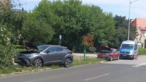 Zderzenie Opla i Toyoty w Brzegu.(Zdjęcia)