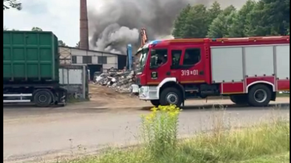 Pożar na złomowisku w Osowcu. Na miejscu 9 zastępów straży.(Zdjęcia&Wideo)