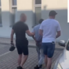Oszust działający metodą "na policjanta" zatrzymany na gorącym uczynku. Policjanci odzyskali wyłudzone pieniądze.(Wideo)