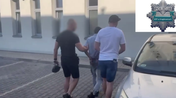 Oszust działający metodą "na policjanta" zatrzymany na gorącym uczynku. Policjanci odzyskali wyłudzone pieniądze.(Wideo)