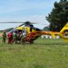 Pożar domu w Rogach. Strażak wyniósł z płonącego budynku poszkodowanego. LPR zabrał mężczyznę do szpitala.