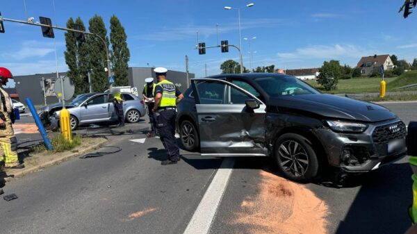 Zderzenie dwóch audi na obwodnicy Opola. Jedna osoba zabrana do szpitala.