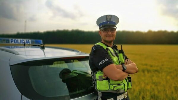 Pijany sprawca kolizji i poszkodowani – policjant w czasie wolnym od służby zatrzymał sprawcę.