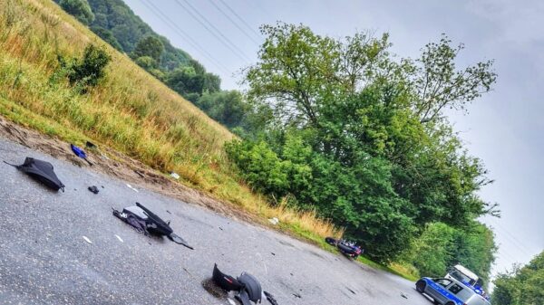 32-latek kierujący motocyklem uderzył w tył naczepy ciągnika siodłowego. Kierujący LPR-m został zabrany do szpitala.