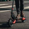 Pędził hulajnogą elektryczną ponad 60 km/h – nagranie z wideorejestratora.