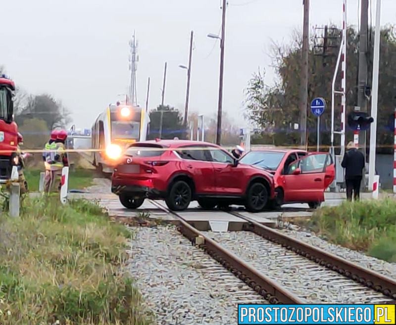 Czołowe zderzenie dwóch samochodów na przejeździe kojowym na ul. Częstochowskiej w Opolu. (Zdjecia&Wideo)