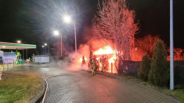 Pożar altanki w Kłodnicy niedaleko stacji paliw