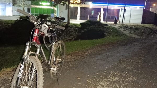 Z 3 promilami próbował zjechać na rowerze po schodach. Wylądował w szpitalu