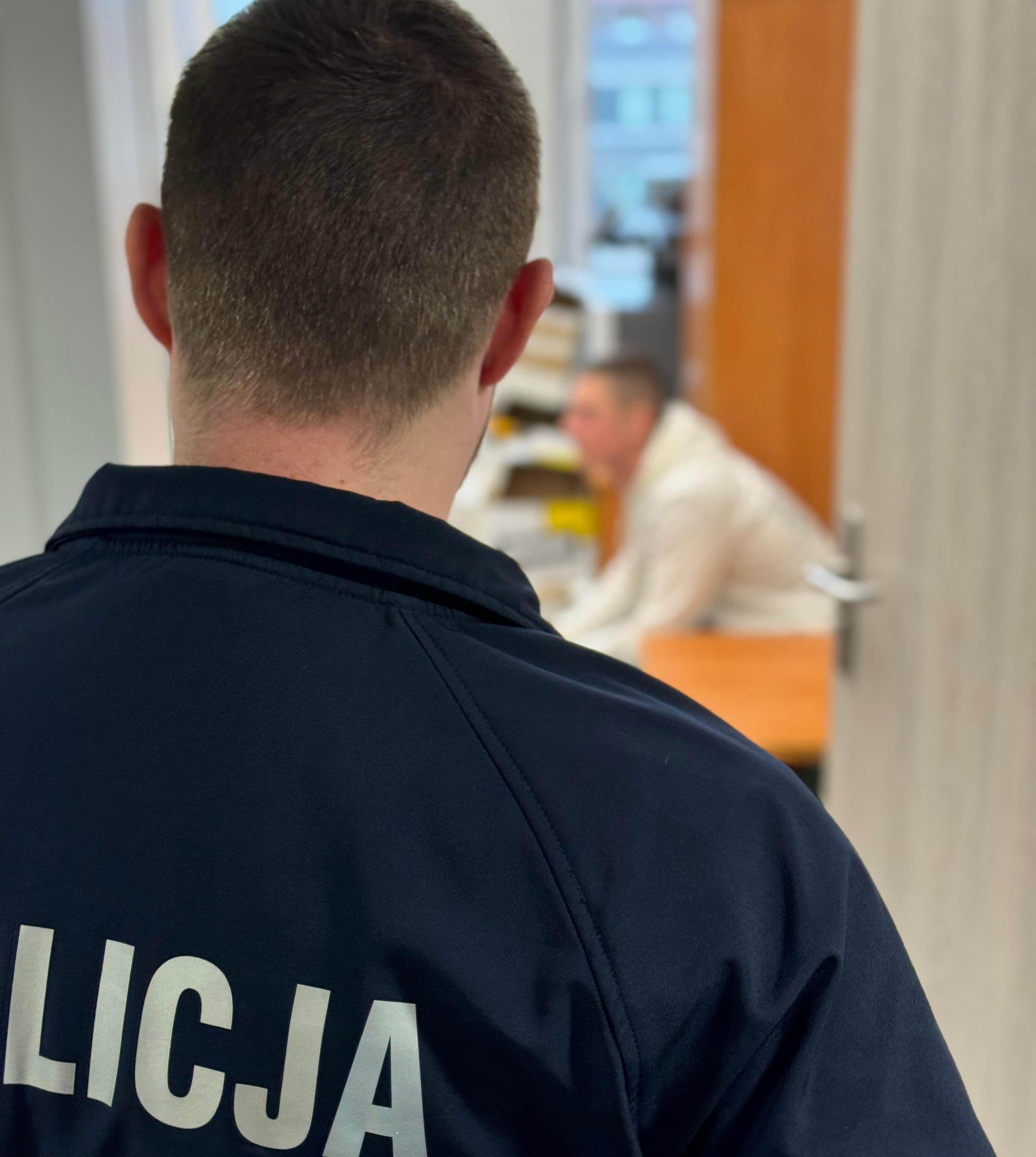 Policjanci z Krapkowic zatrzymany 19-latka na gorącym uczynku kradzieży z włamaniem