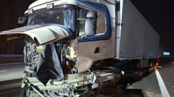 Wystrzał opony w ciężarówce, przyczyną wypadku na autostradzie A4