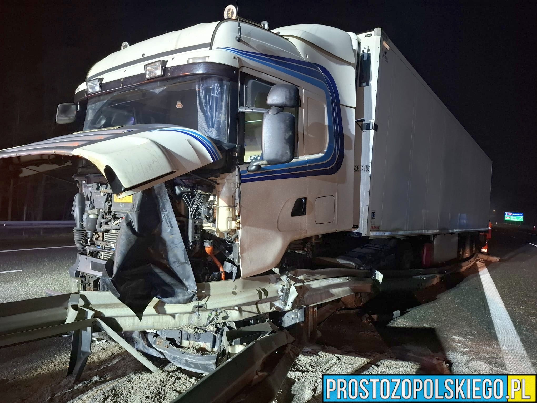 Wystrzał opony w ciężarówce, przyczyną wypadku na autostradzie A4