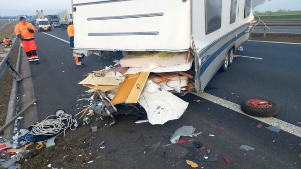 Wypadek na autostrady A4. Bus wjechał w przyczepę kempingową. Policjanci zatrzymali poszukiwanego w busie (Zdjęcia)