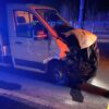 Kierujący dostawczakiem wjechał w autobus na DK45 w Jełowej
