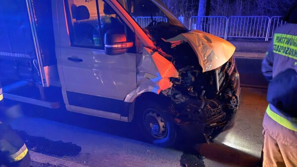 Kierujący dostawczakiem wjechał w autobus na DK45 w Jełowej