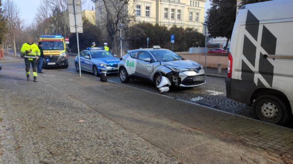 Wypadek na skrzyżowaniu ulic Powstańców Śląskich, a Strzelców Bytomskich w Opolu (Foto&Wideo)