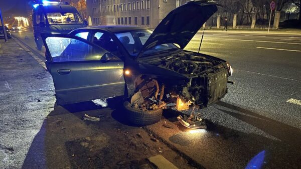Wypadek drogowy na ul. Nysy Łużyckiej w Opolu naprzeciwko ABW