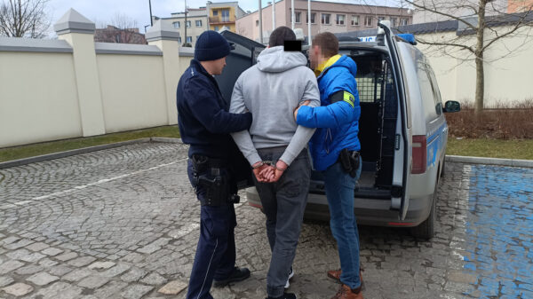 32-latek został zatrzymany przez policjantów za oblanie nieznaną substancją 22-latki w Lewinie Brzeskim