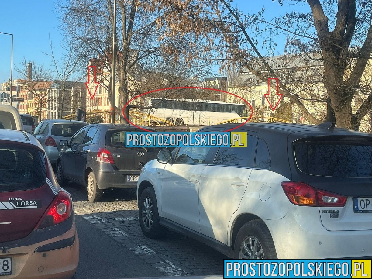 Autokar jechał Żółtym Mostkiem w Opolu. (Zdjęcia)
