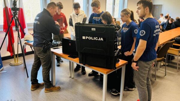 Uczniowie z brzeskiej "Słowianki" spotkali się z policyjnym technikiem kryminalistyki