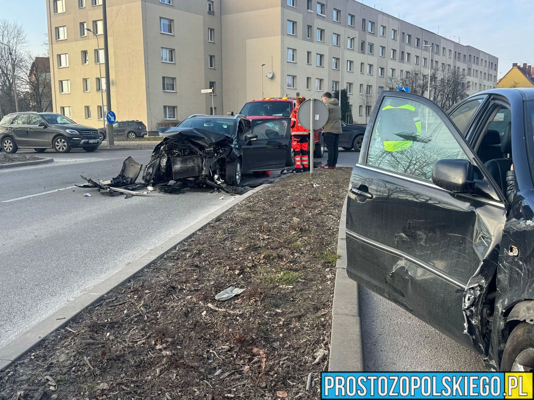 Wypadek na ul. Armii Krajowej w Opolu. Autem jechała kobieta z dzieckiem