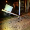 22-letnia kierująca autem w miejscowości Izbicko wjechała w sygnalizator świetny i uciekła z miejsca zdarzenia