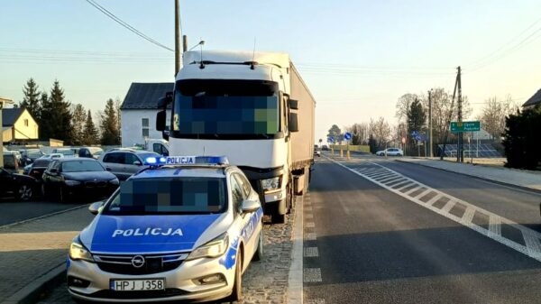 Policjanci zatrzymali kierowcę tira ,który miał w organizmie prawie promil alkoholu. Mężczyzna stracił prawo jazdy