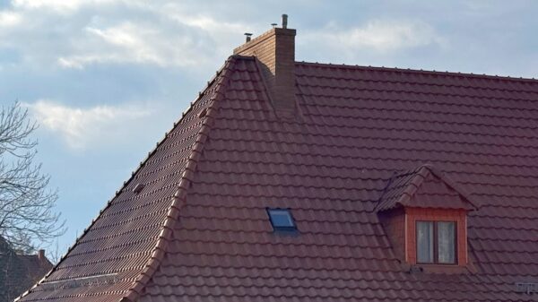 Nastolatki biegały po dachu 4-piętrowego budynku. 13 i 14-latka były wpływem alkoholu