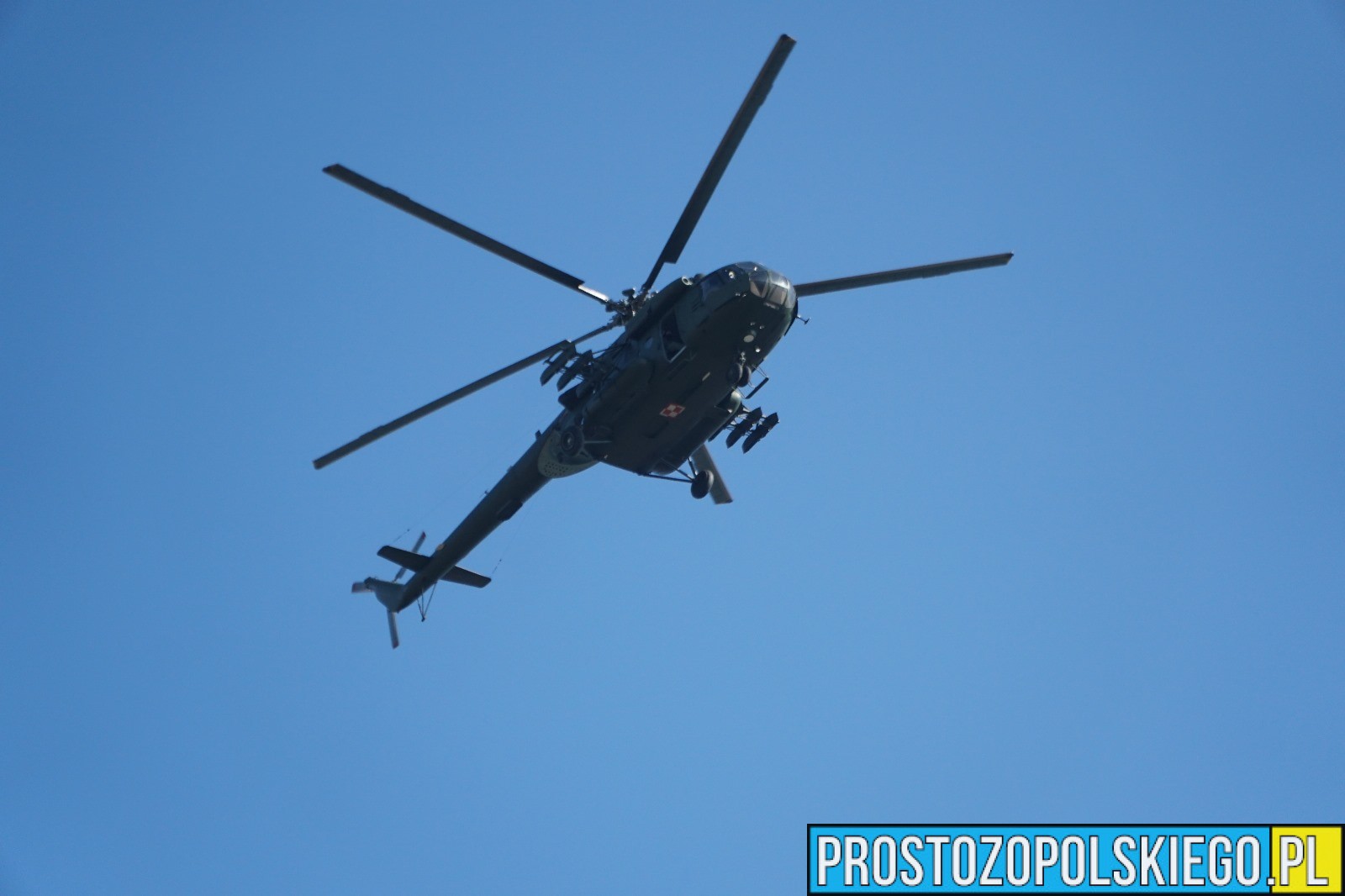 Ćwiczenia służb na ul. Jana Brzechwy w Opolu. Nad domami lata śmigłowiec