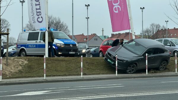 Kierujący autem pomylił gaz z hamulcem na jednym z parkingów w Kędzierzynie-Koźlu (Foto)