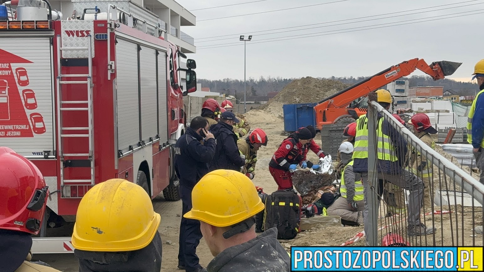 Robotnik spadł z balkonu i nabił się na pręt stalowy . Ranny mężczyzna został zabrany do szpitala. Na miejscu lądował LPR