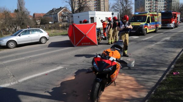Wypadek motocyklisty na ul.Hallera w Opolu.35-letni kierowca z motocykla w stanie ciężkim zabrany do szpitala