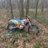 Wypadek 18-letniego motocyklisty na Crossie w lesie. Nastolatek został zabrany do szpitala