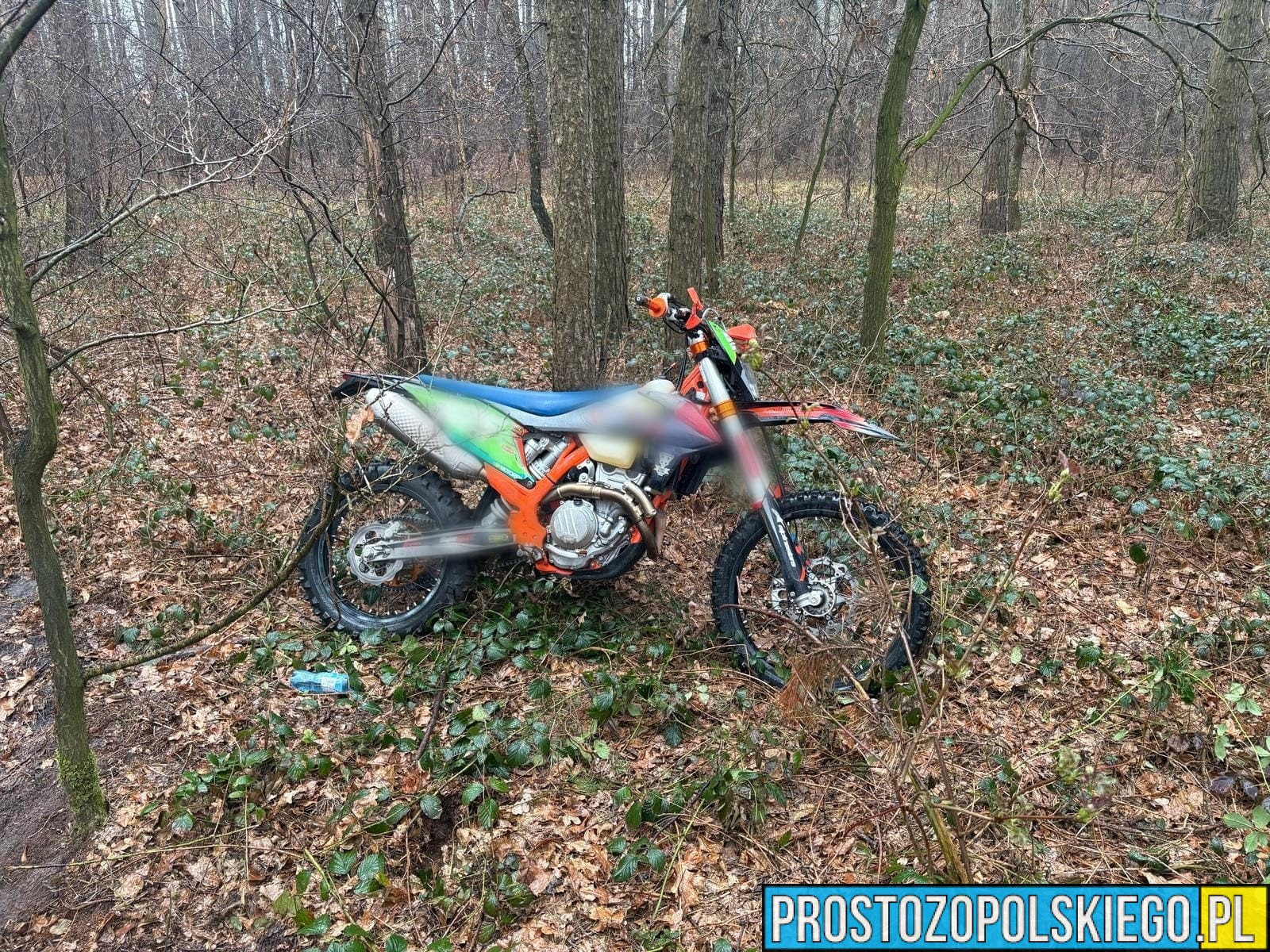 Wypadek 18-letniego motocyklisty na Crossie w lesie. Nastolatek został zabrany do szpitala