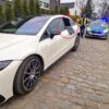 74-letni kierujący mercedesem zasłabł w czasie jazdy i uderzył w ogrodzenie. Z pomocą ruszyli świadkowie, którzy uratowali mu życie!