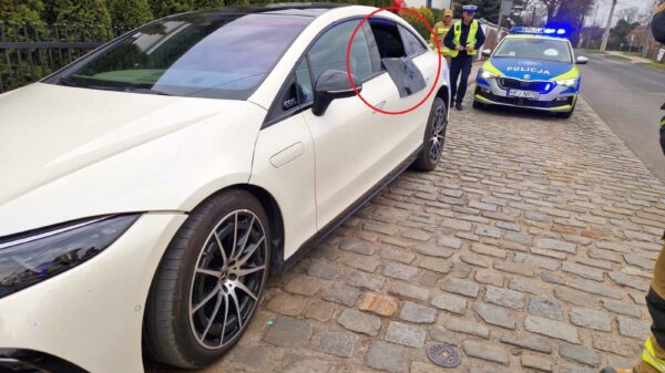74-letni kierujący mercedesem zasłabł w czasie jazdy i uderzył w ogrodzenie. Z pomocą ruszyli świadkowie, którzy uratowali mu życie!