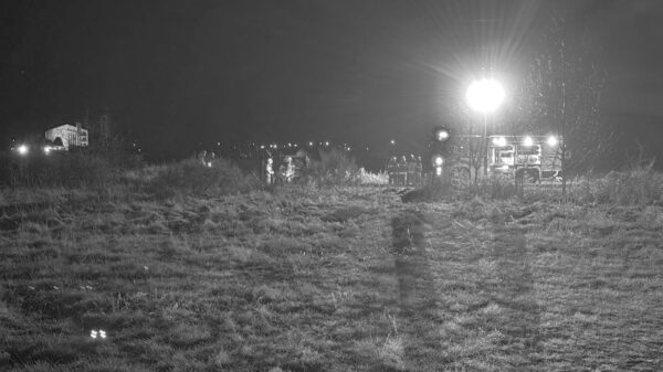 Tragedia na przejeździe kolejowym w Dębskiej Kuźni. Nie żyje kobieta. Na miejsce podstawiono komunikacje zastępczą dla pasażerów.