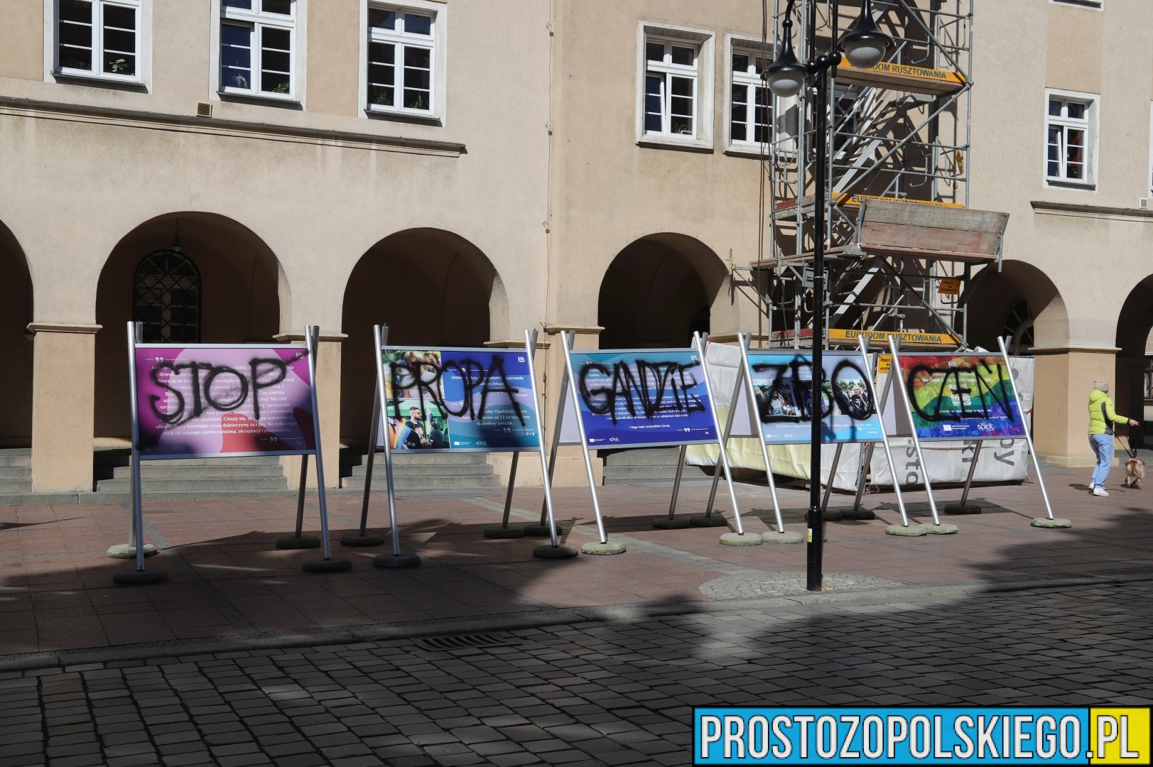 grzegorz braun w opolu, braun w opolu, prostozopolskiego, prosto z opolskiego, braun w Opolu, opole braun, zniszczył wystawę, braun zniszczył lgbt, grzedorz braun w opolu lgbt,