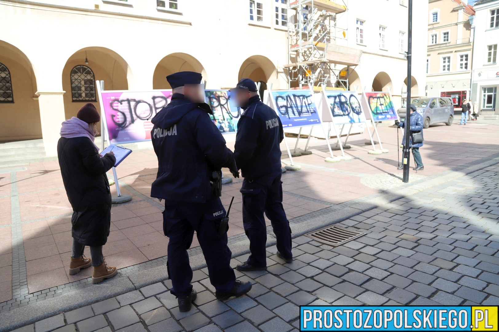 grzegorz braun w opolu, braun w opolu, prostozopolskiego, prosto z opolskiego, braun w Opolu, opole braun, zniszczył wystawę, braun zniszczył lgbt, grzedorz braun w opolu lgbt,