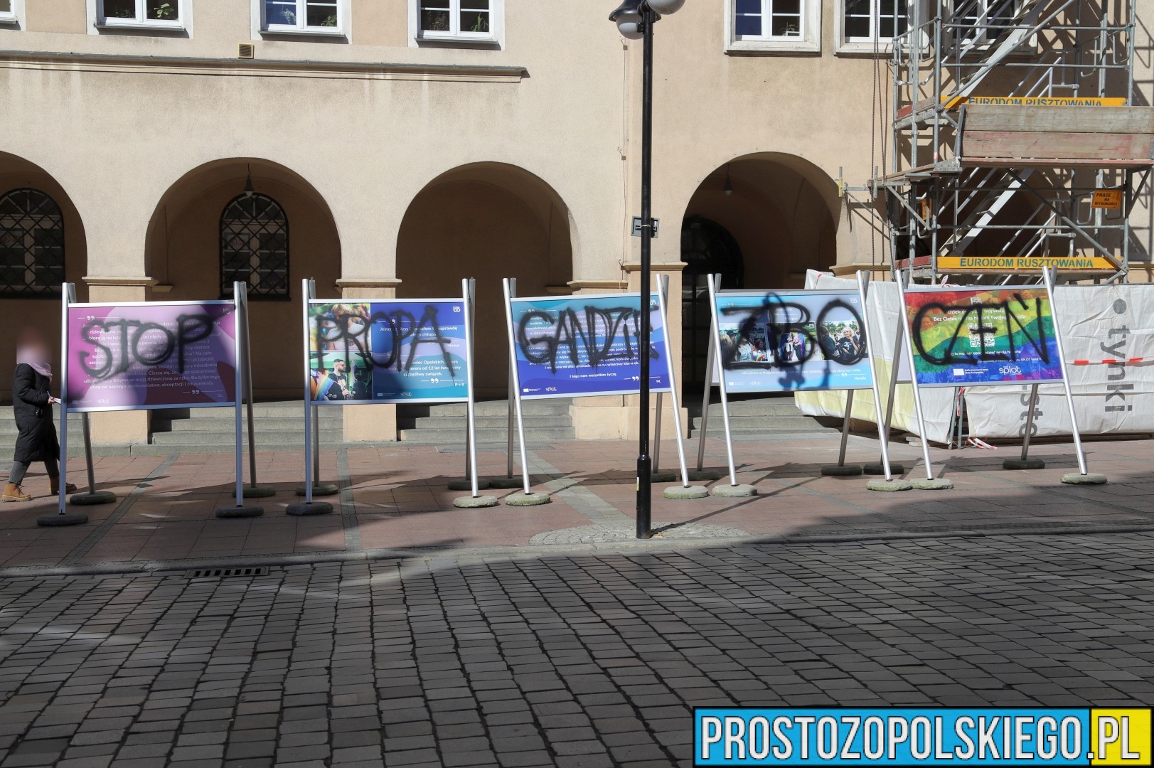 grzegorz braun w opolu, braun w opolu, prostozopolskiego, prosto z opolskiego, braun w Opolu, opole braun, zniszczył wystawę, braun zniszczył lgbt, grzedorz braun w opolu lgbt,